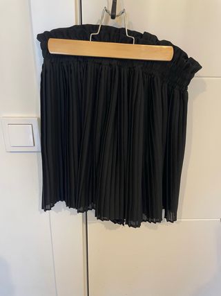 Falda plisada negra