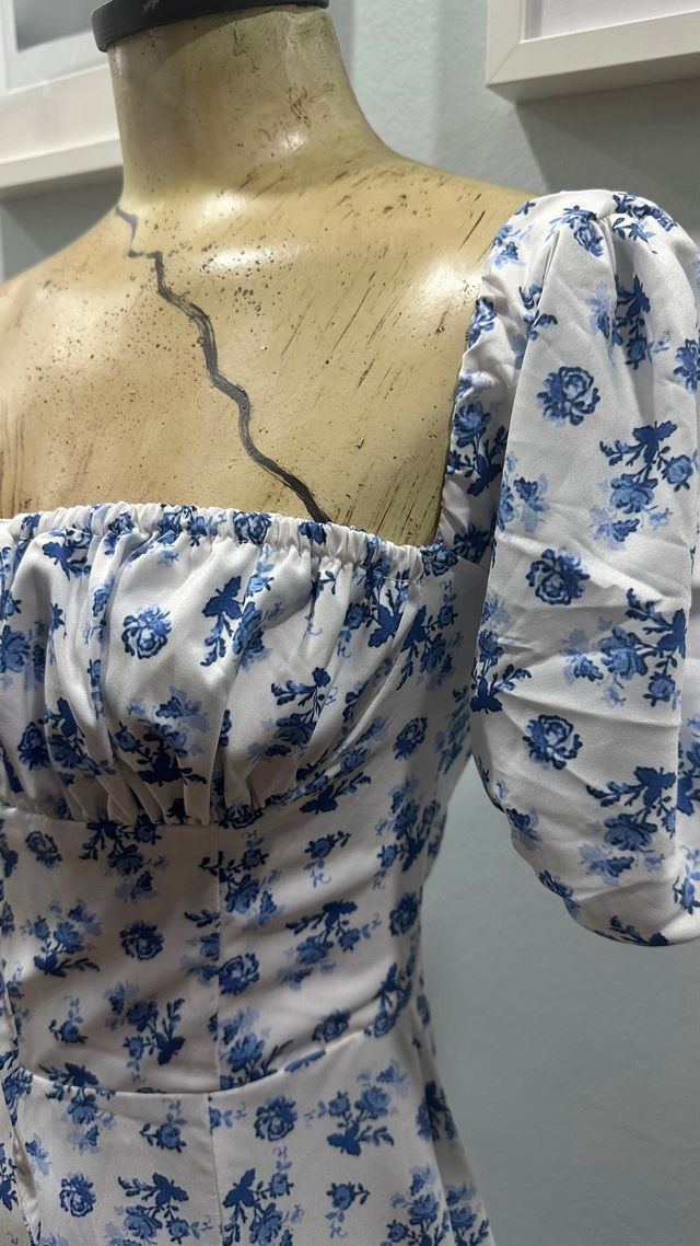 Vestido floral azul y blanco