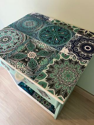Mesilla de noche turquesa con detalles