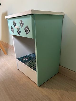 Mesilla de noche turquesa con detalles