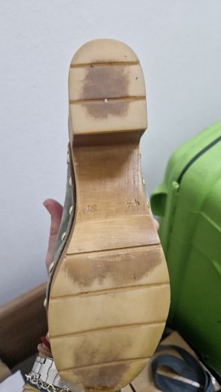 Zuecos plataforma grises