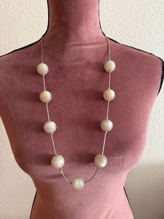 Collar bolas con pedientes color plata. Nuevo