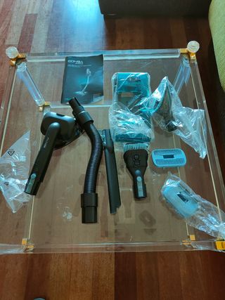 Aspiradora de mano inalámbrica con sus accesorios 