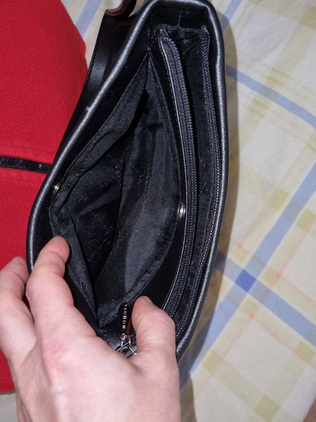 Bolso negro MANGO con detalles plata