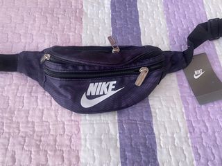 Riñonera Nike unisex negra-morada