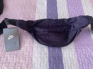 Riñonera Nike unisex negra-morada
