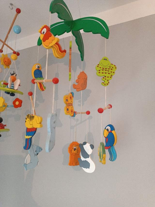 Móvil de madera infantil