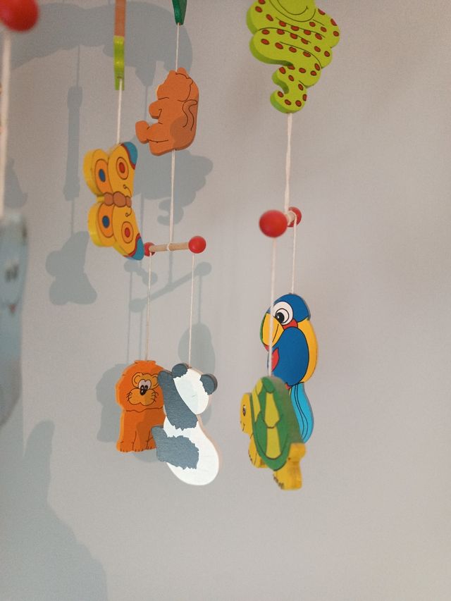 Móvil de madera infantil