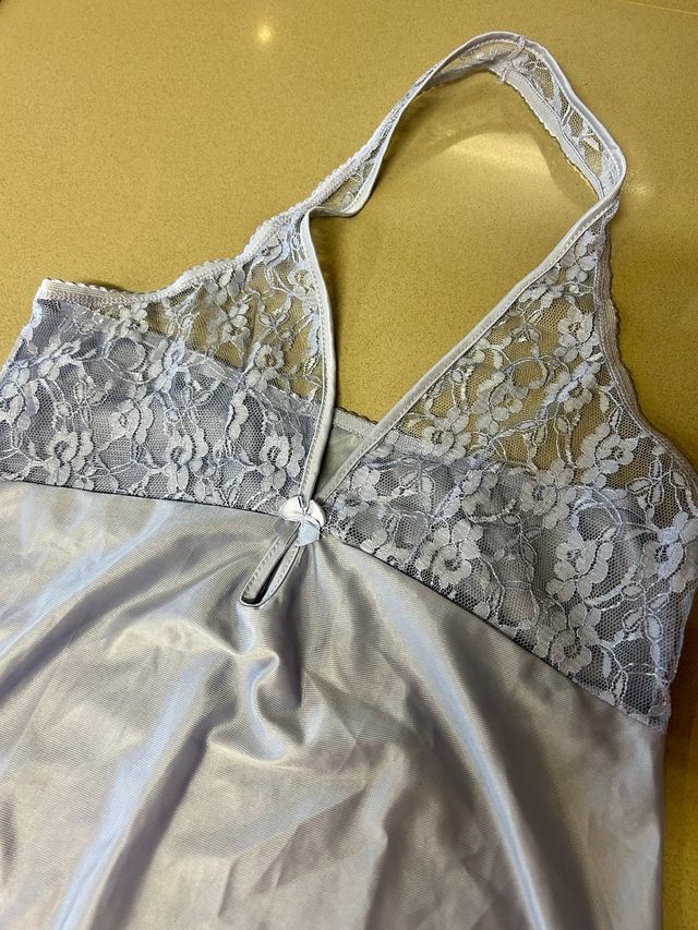 Camisón corto de encaje morado/lila