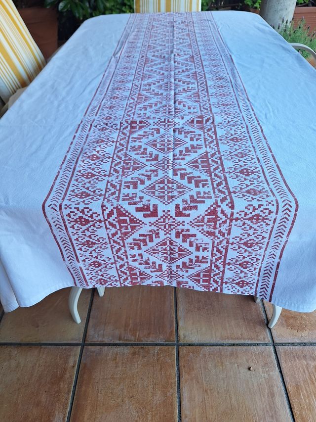 Mantel blanco con estampado rojo