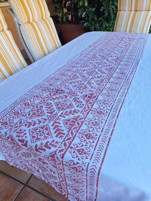 Mantel blanco con estampado rojo