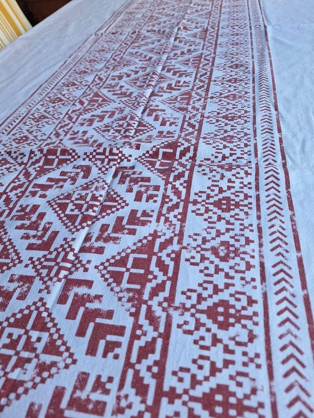 Mantel blanco con estampado rojo
