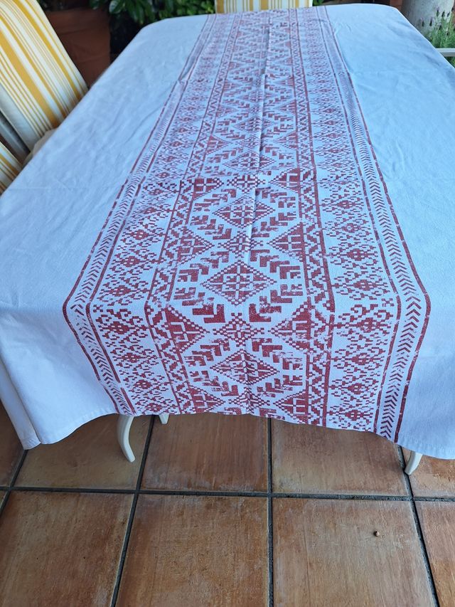 Mantel blanco con estampado rojo