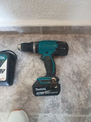 Taladro Makita 18V con batería y cargador