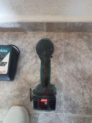 Taladro Makita 18V con batería y cargador