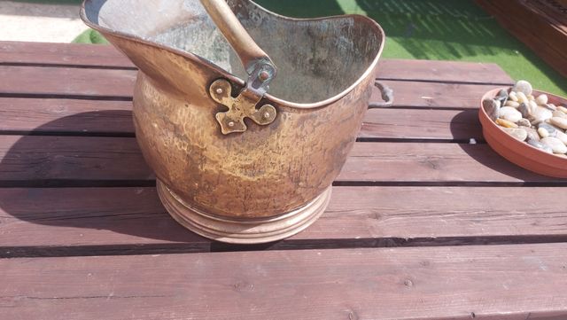 Cubo cobre antiguo para chimenea