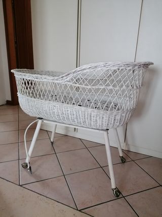 Culla in vimini bianca con ruote