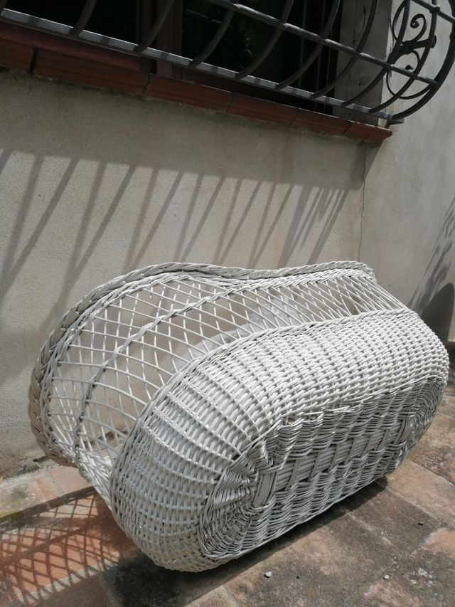 Culla in vimini bianca con ruote