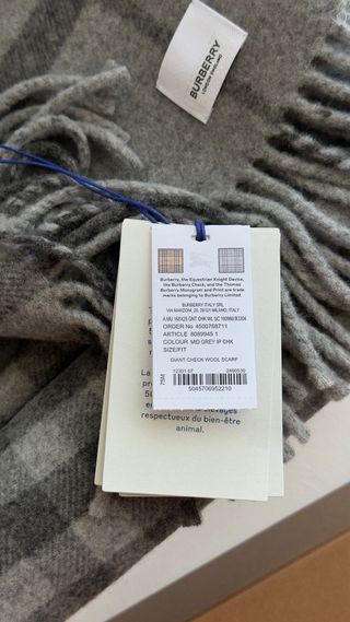 Bufanda Burberry gris y negra
