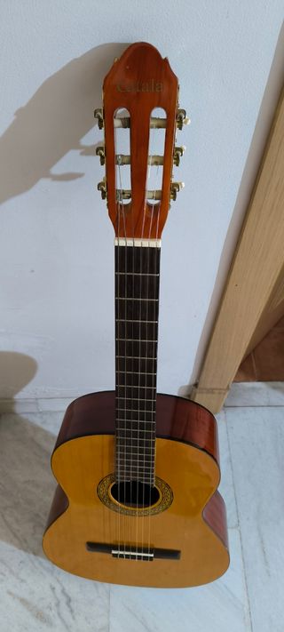 Guitarra clásica con funda , afinador y cejilla