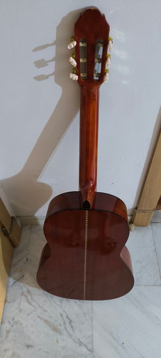 Guitarra clásica con funda , afinador y cejilla