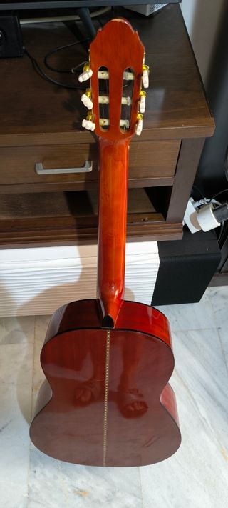 Guitarra clásica con funda , afinador y cejilla