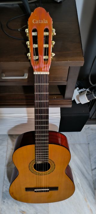 Guitarra clásica con funda , afinador y cejilla