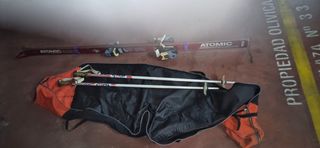 Esquís con porta esquís palos