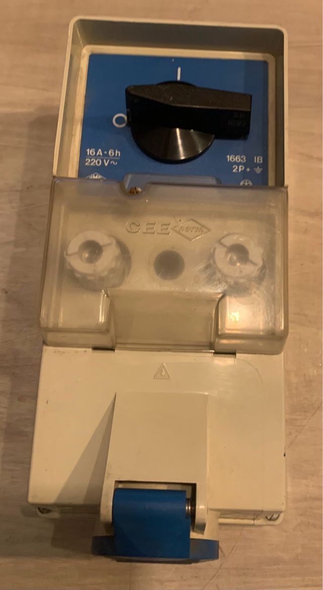 Presa interbloccata CEF 16A 220V disponibili tre