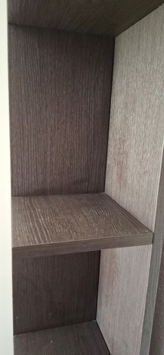 Estantería negra _ marrón de madera