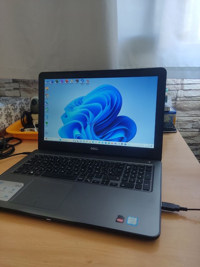 Dell Inspiron P66F 15"- 8GB RAM, 250GB SSD SAMSUNG