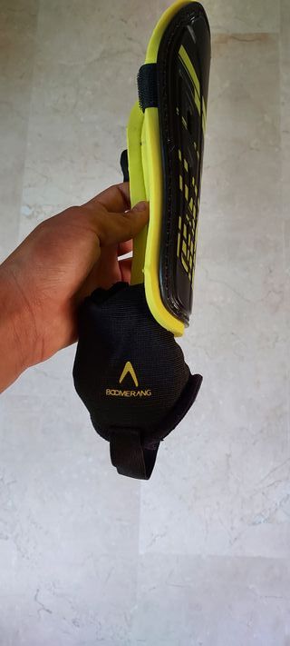 Espinilleras Maraca Boomerang