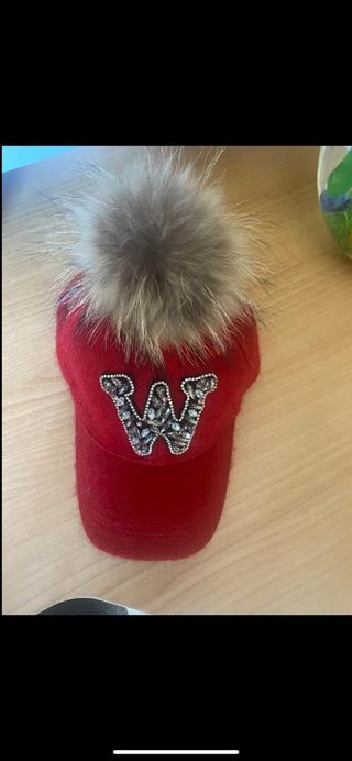 Cappello rosso con pompon