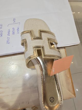 Sandalias planas beige y dorado - talla 40 