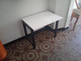 Mesa infantil blanca y negra