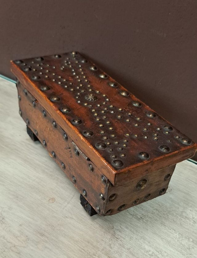Coffret antico in pelle e legno artigianale.