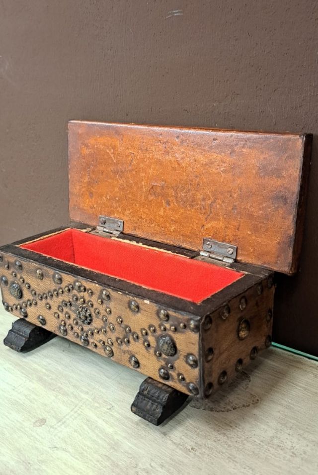 Coffret antico in pelle e legno artigianale.