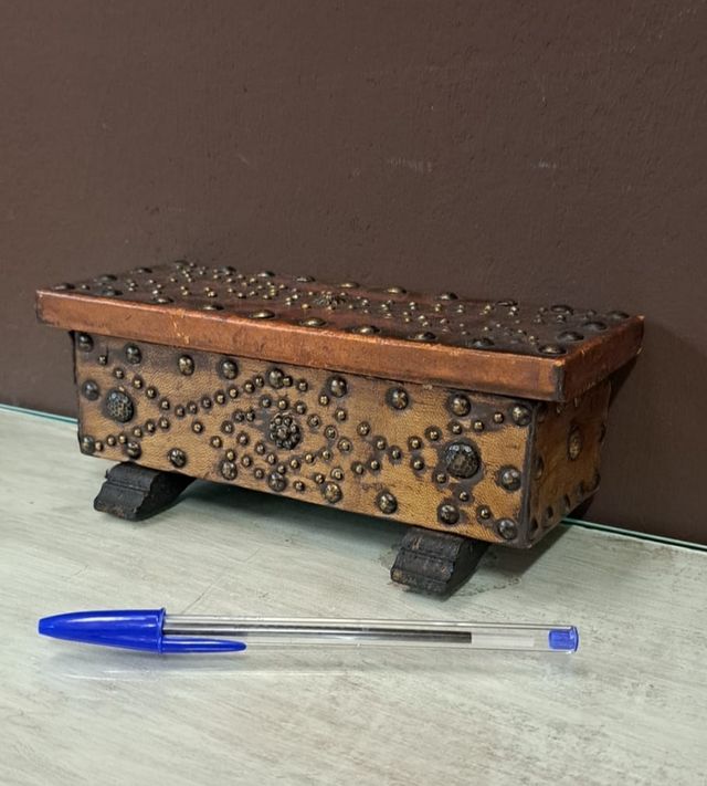 Coffret antico in pelle e legno artigianale.