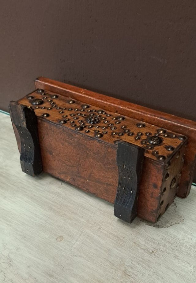 Coffret antico in pelle e legno artigianale.