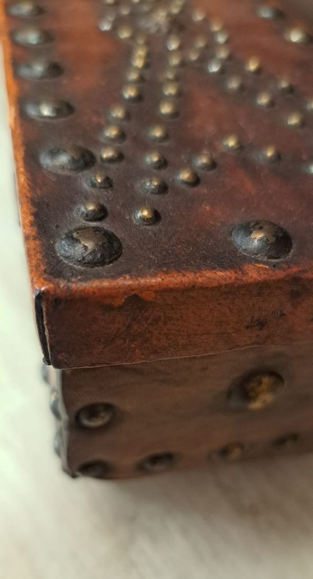 Coffret antico in pelle e legno artigianale.