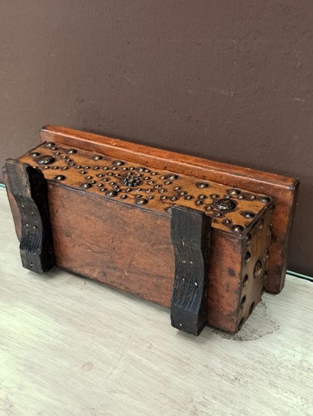 Coffret antico in pelle e legno artigianale.