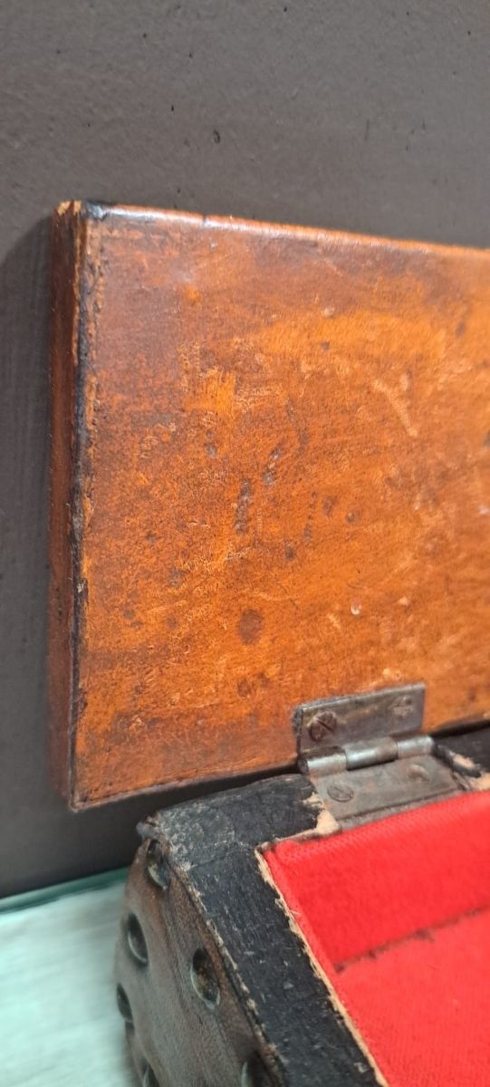 Coffret antico in pelle e legno artigianale.