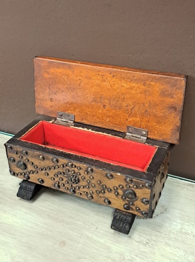 Coffret antico in pelle e legno artigianale.