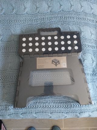 Taburete plegable negro con lunares