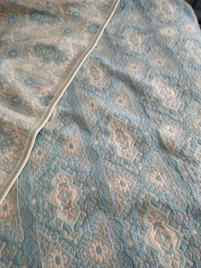 Colcha reversible azul y blanca