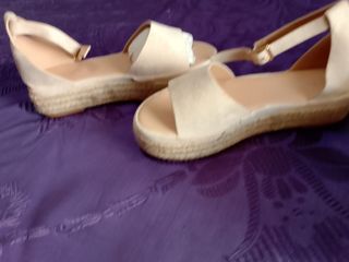 Sandalias cuña beige