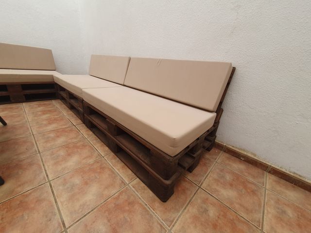 Cojines beige para sofá de palets