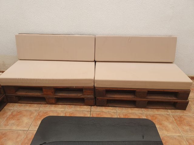 Cojines beige para sofá de palets