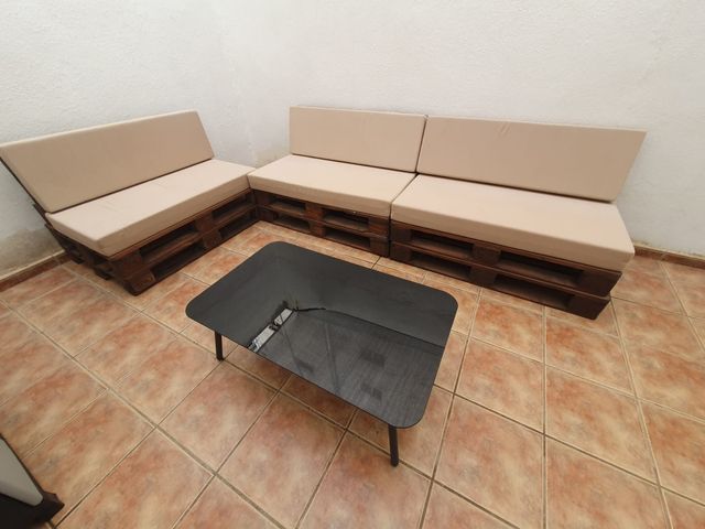 Cojines beige para sofá de palets