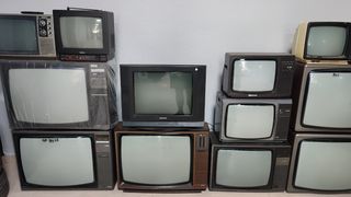 Televisores antiguos todos funcionando